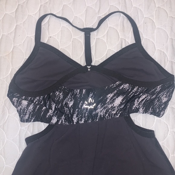 Beyond Yoga limited edition cut out bra tank - Picture 4 of 6